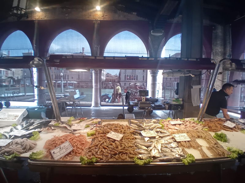 Food & Wine Tours Venice: Venice: Visit to the Rialto market & aperitivo italiano