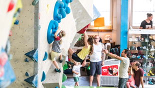 bester geburtstagde dynochrom kidscup kinder klettern felsen leute eltern