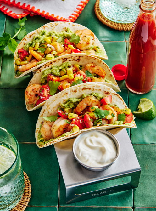 Tacos aux crevettes, salsa de maïs et de coriandre