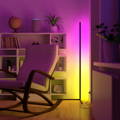 Zwei Vibrancy Smart Lampen neben einem Bücherregal