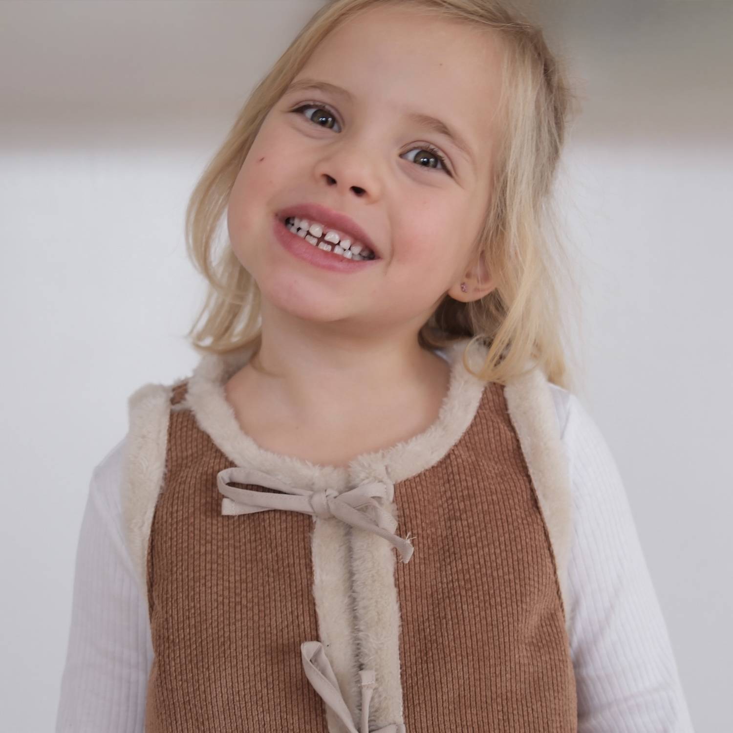 gilet réversible bleu clair crème ciel joli nous velour côtelé et moumoute douceur crème beige enfant bébé kids cadeau adulte naissance excellence qualité