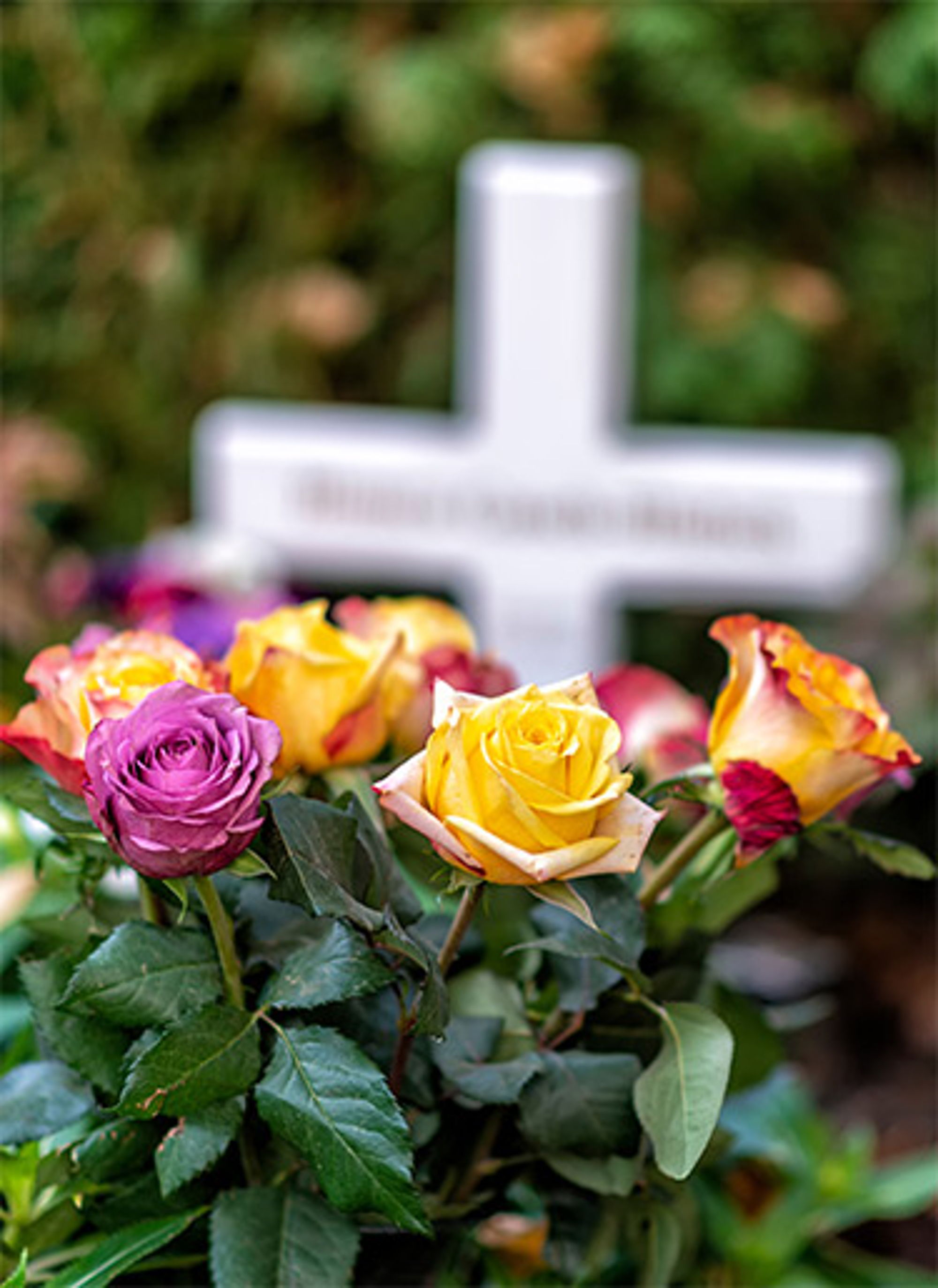 Erdbestattung mit liebevollem Blumenschmuck in Sonthofen und Umgebung