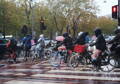 Cyclistes à vélo sous la pluie en milieu urbain