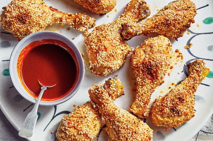 Pilons de poulet croustillants au sésame et sauce épicée au citron