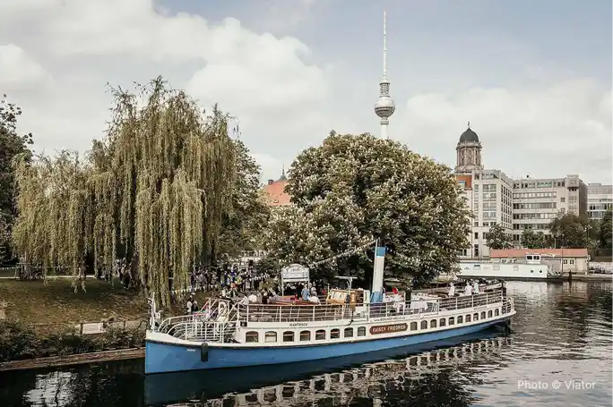 1-hour Sightseeing Boat Cruise Through Historic City Center