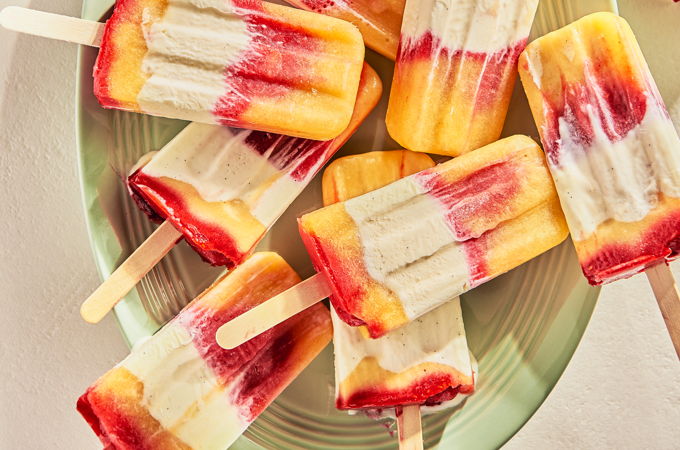 Sucettes glacées aux framboises, aux pêches et à la crème