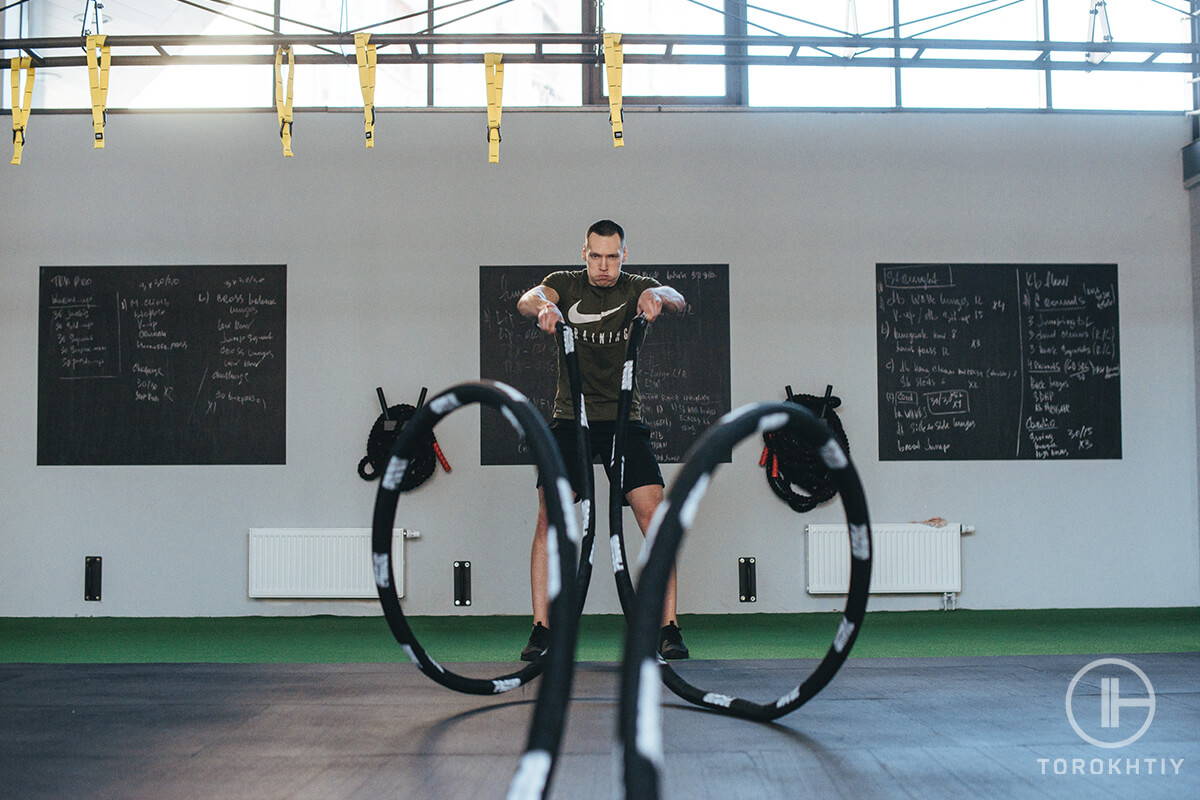 athlete battle rope training