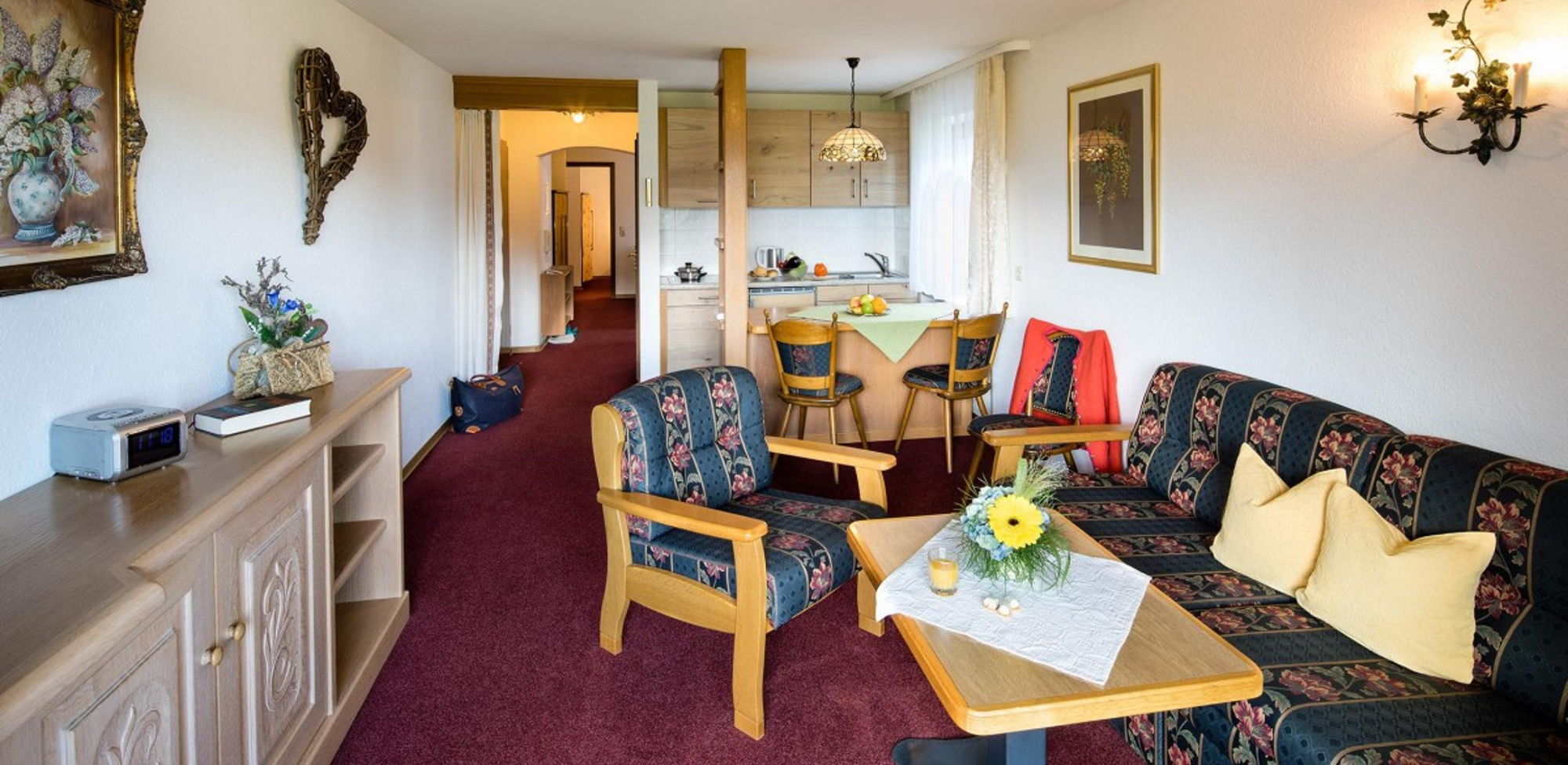 Geräumige Küche mit Wohnbereich in der Ferienwohnung in Pfronten,