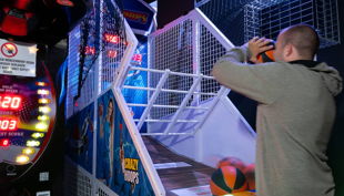 basketballer spielend