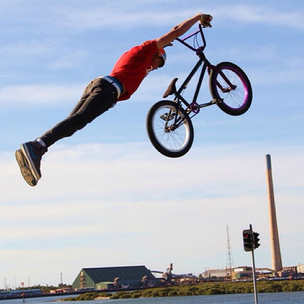 Стант на бмх. Бэкфлип на бмх. Трюки на велосипеде бмх. Трюковой самокат трюки. Крутые трюки на бмх.