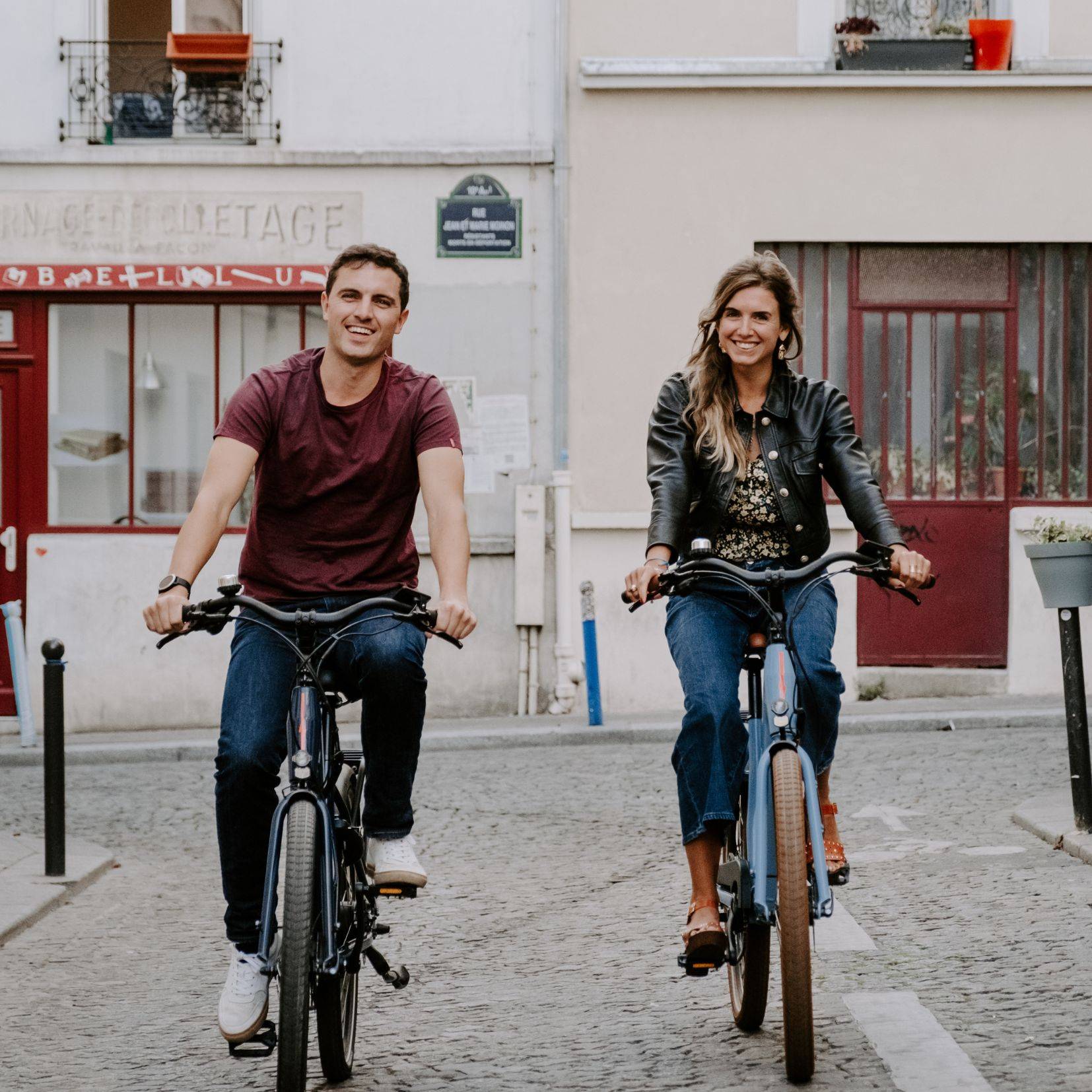 Couple ayant louer un vélo électrique shiftbikes