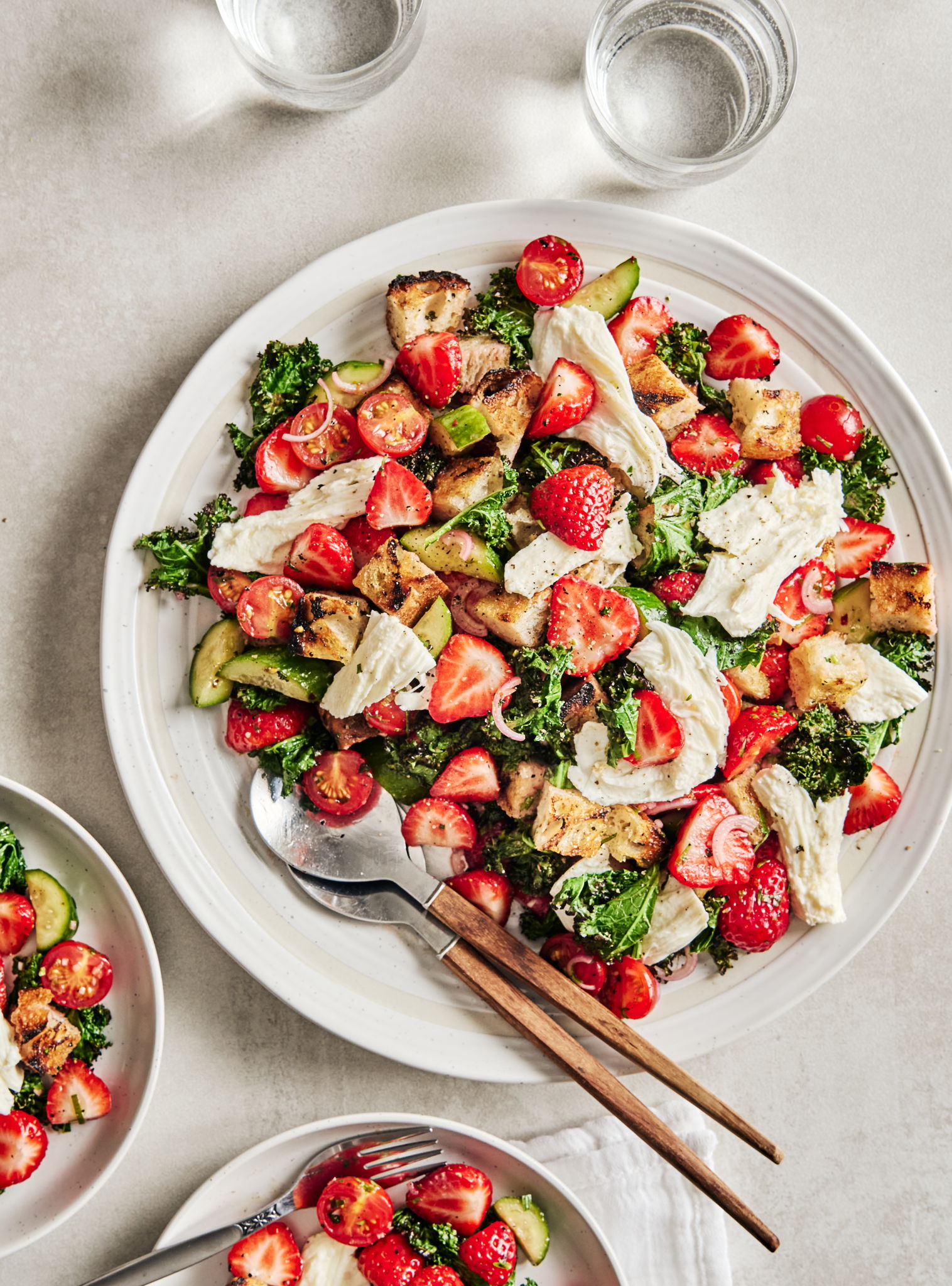 Panzanella Salad with Strawberries, Grilled Kale and Fresh Mozzarella | RICARDO