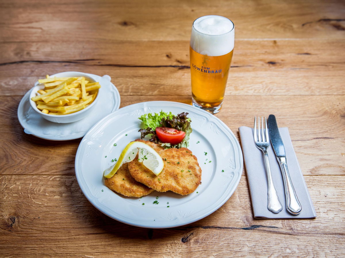 Schnitzel mit Pommes und Bier