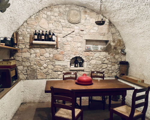 Tour enogastronomici Verona: Esperienza di sapori in cantina medievale veronese