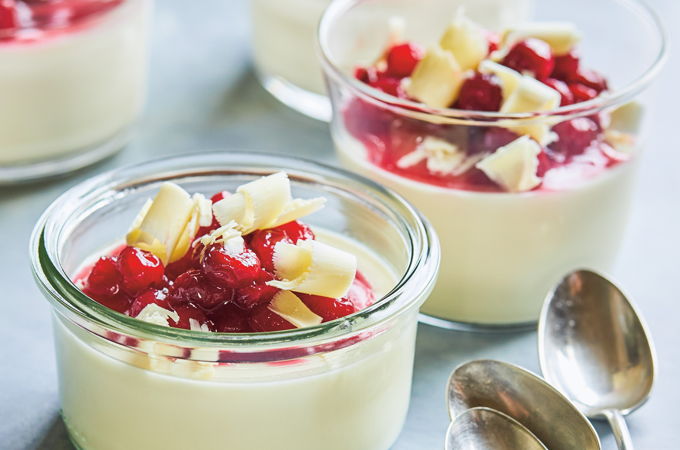 Panna cotta à la vanille, aux canneberges et au chocolat blanc