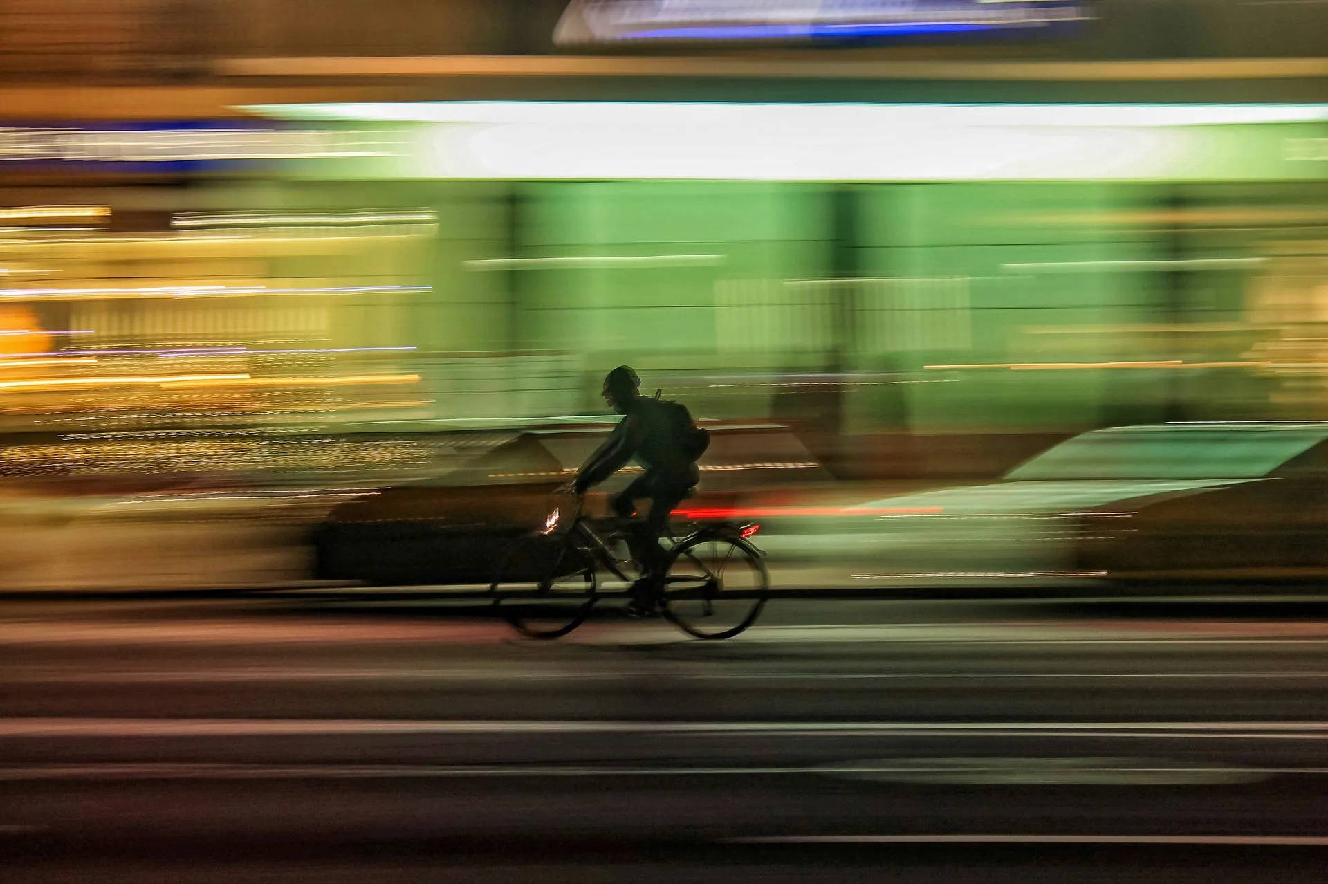 Vélo électrique roulant à pleine vitesse en ville le soir.