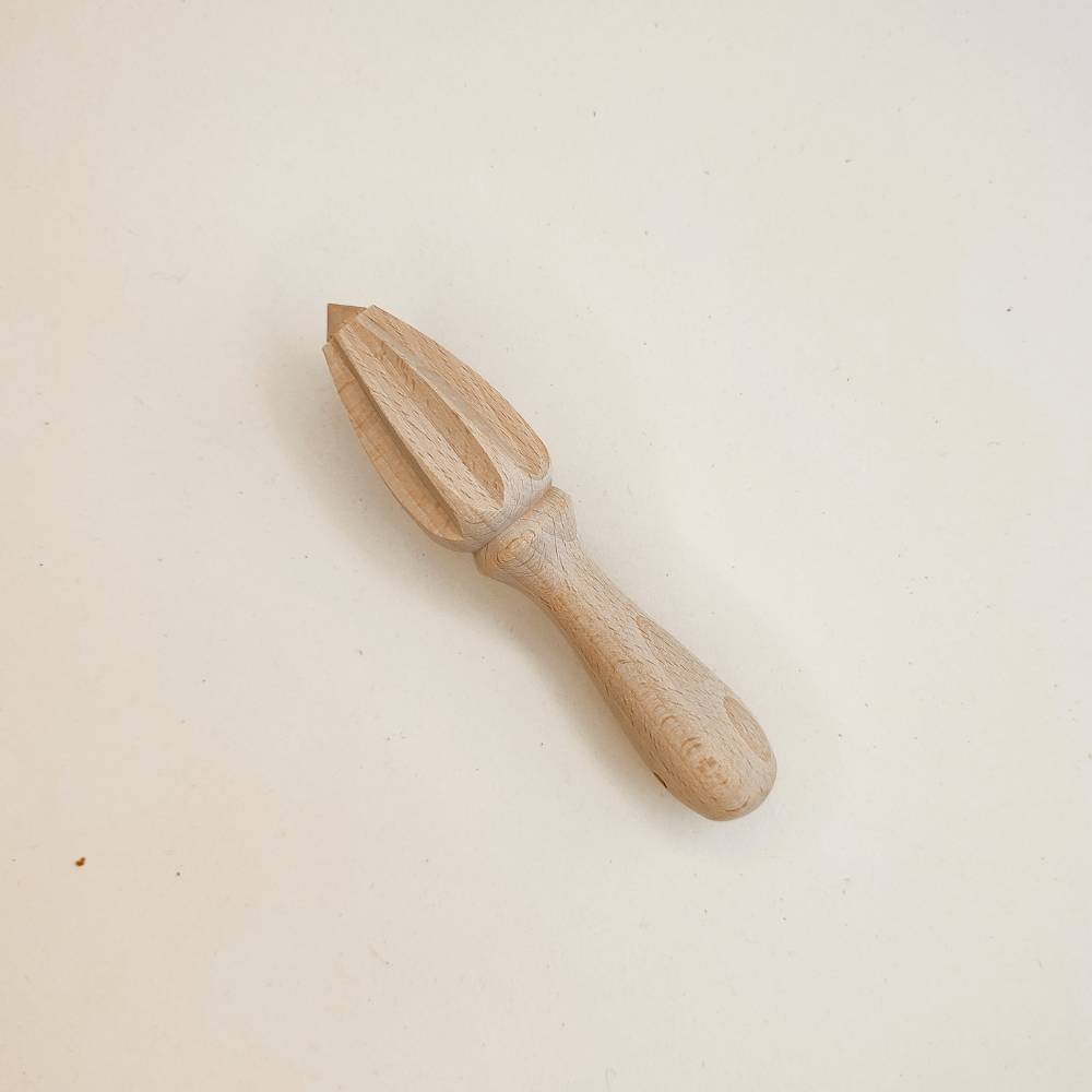 Un petit garçon utilise des couverts enfant pour dresser le couvert