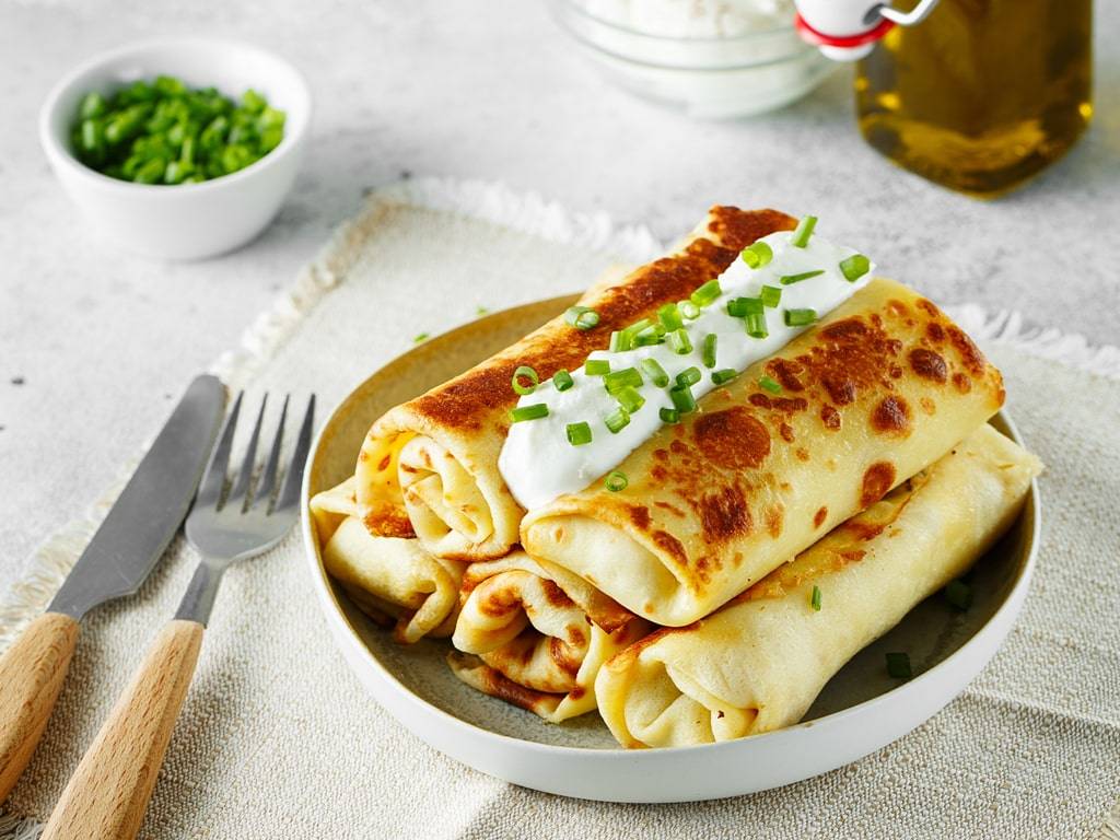 Savoury tofu pancakes with cream and chives 