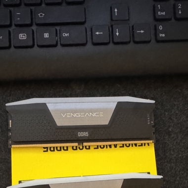 Cosair Vengeance RGB DDR5 32 GB (Intel XMP)