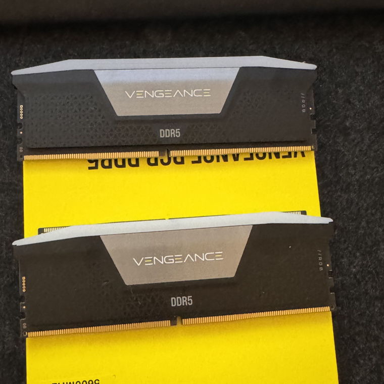 Cosair Vengeance RGB DDR5 32 GB (Intel XMP)