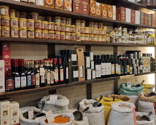 Food & Wine Tours Lucca: Farmer's market tour in Lucca with an aperitif