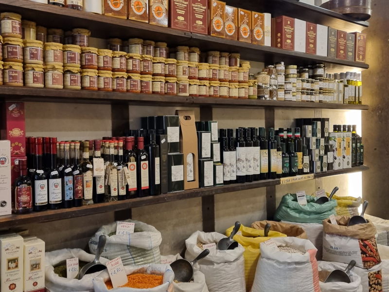 Food & Wine Tours Lucca: Farmer's market tour in Lucca with an aperitif