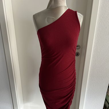 Robe rouge pailletée 