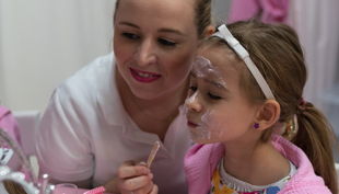 spa party gesicht eincremen