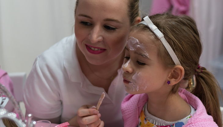spa party gesicht eincremen