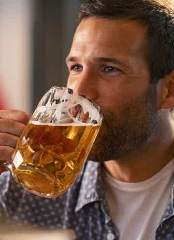 Enjoy sets of beer, wine or soft drinks