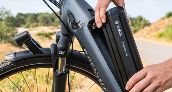 persoon neemt batterij uit elektrische fiets