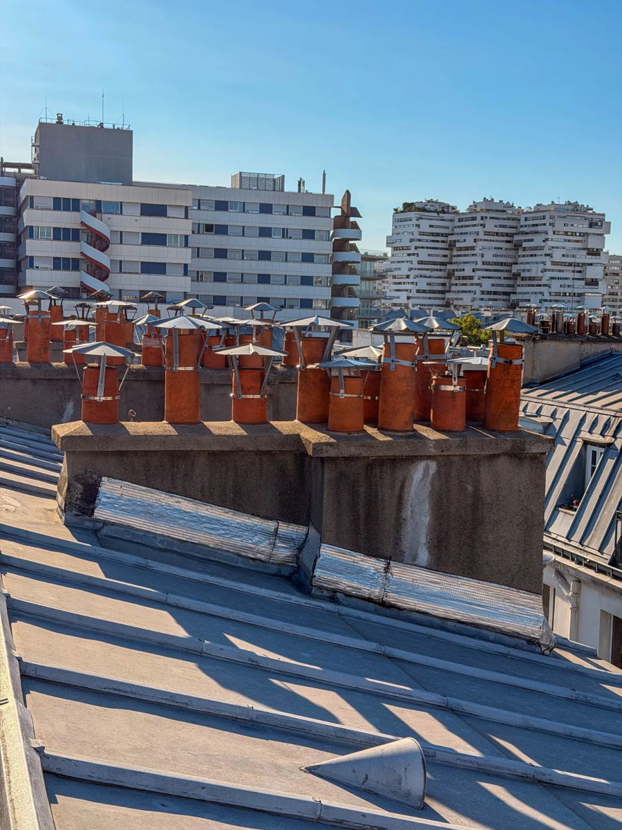 Couverture en zinc à joint debout sur un immeuble parisien — photo 2