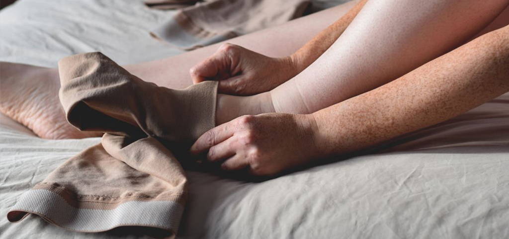 A knee sleeve is a type of compression garment designed to provide compression and support to the knee joint. It is typically made of elastic or neoprene material that fits snugly around the knee.