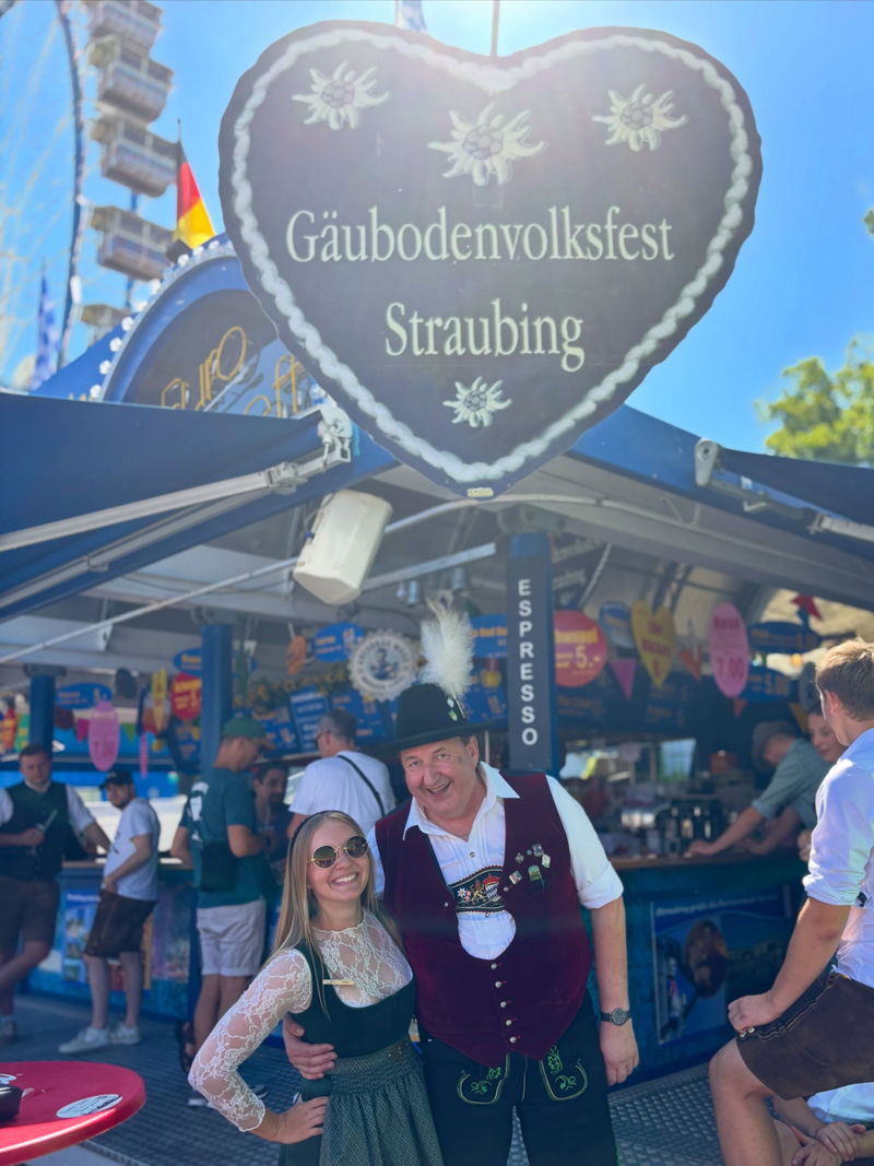 Ein schöner Tag auf dem Gäubodenvolksfest in Straubing 🎡🍻
Gemeinsam unterwegs sein, über den Festplatz schlendern, entdecken, genießen und einfach eine gute Zeit miteinander verbringen. ❤️ Genau das ist Gemeinschaft und Zusammenhalt im MON.

#Gäubode