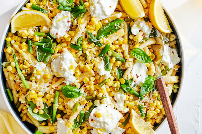 Pâtes au maïs, à la fleur d’ail et à la burrata