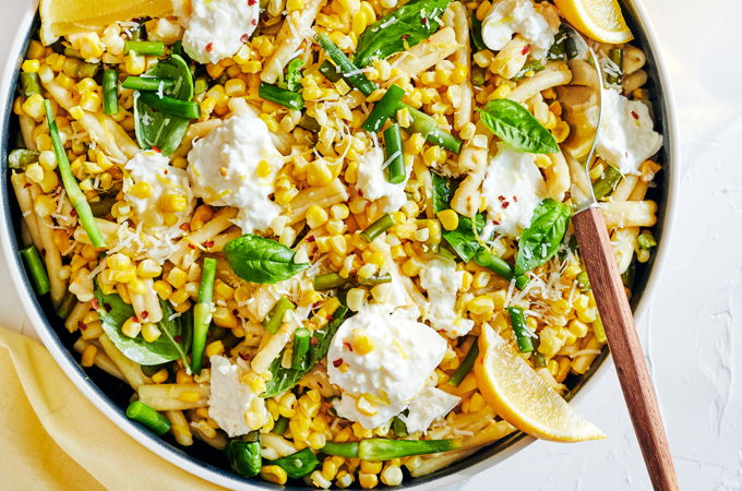 Pâtes au maïs, à la fleur d’ail et à la burrata