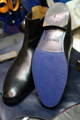 Pose de patins bleus pour chaussures Emling - Cordonnier Norbert Bottier