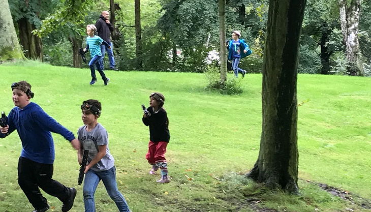 kinder rennen über wiese