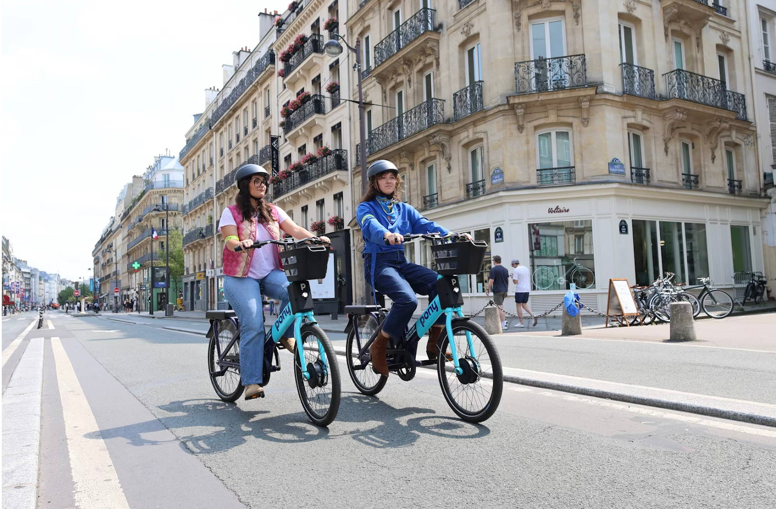 Une femme roule avec un vélo électrique acheté chez ShiftBikes