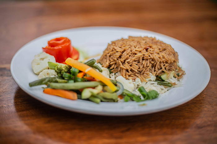 plato de comida variada y saludable