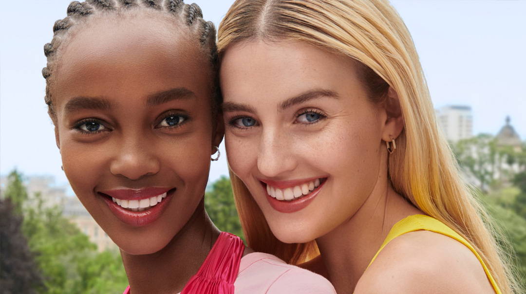 femmes maquillage teint bourjois Femme portant du fond de teint hydratant longue tenue