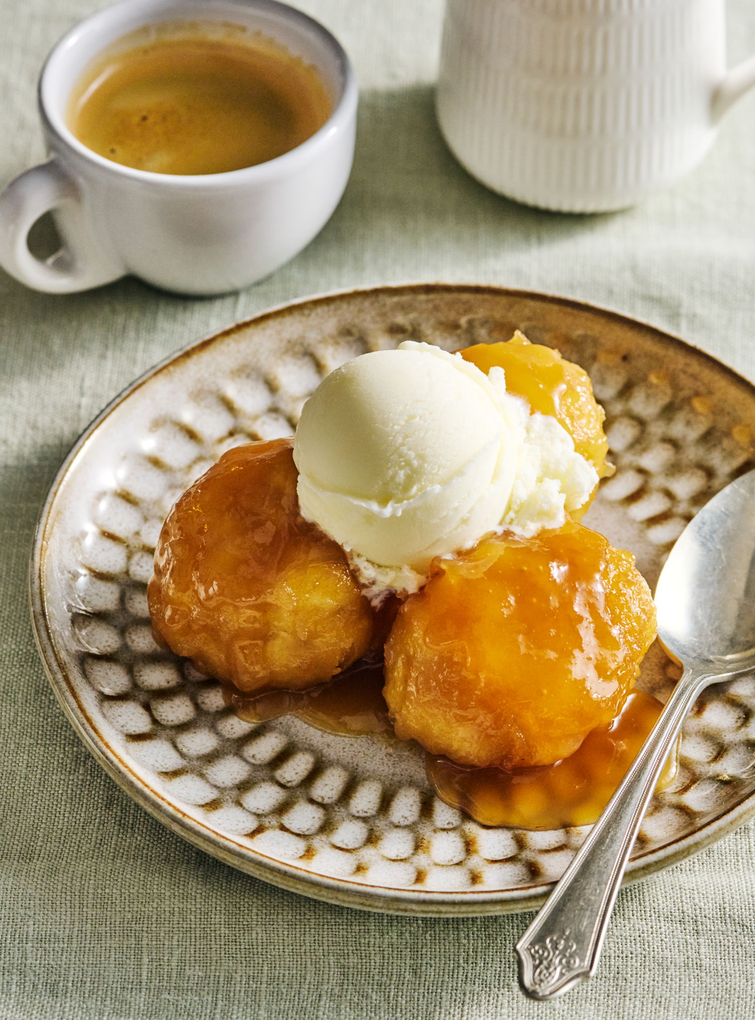 Apple-Stuffed Dumplings in Maple Syrup | RICARDO
