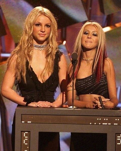 Britney Spears et Christina Aguilera à une cérémonie avec toutes les deux un collier choker autour du cou