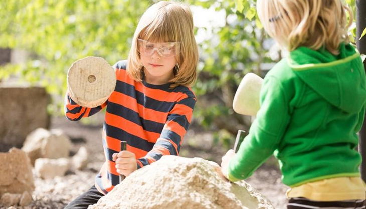 römerbergwerk kinder mit hammer und meißel