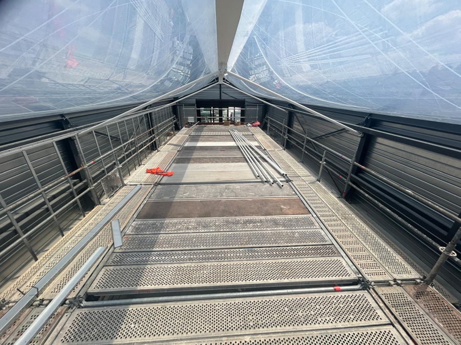 Galeries Lafayette Bron : l'échafaudage en encorbellement redéfinit l'accès — photo 5