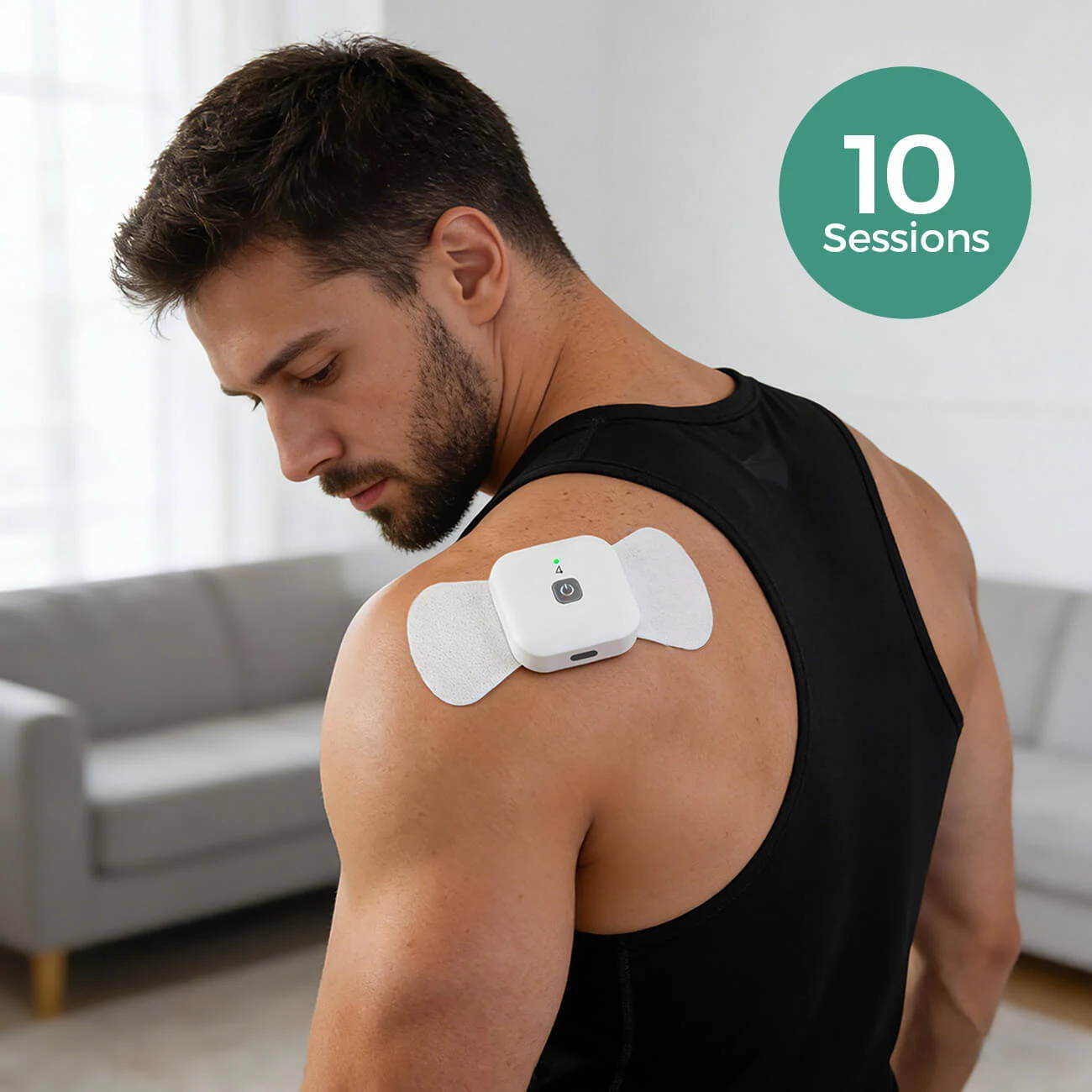 ビーチチェアでくつろぎながら、WellueのワイヤレスTENSセラピーポッドを2つ足に装着している男性。1回の充電で最大10回の治療セッションが可能である。