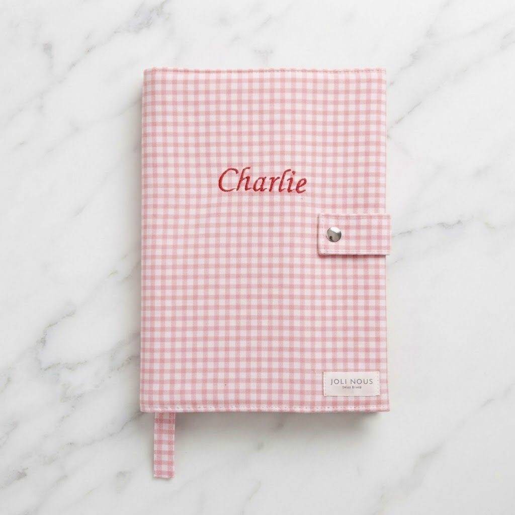 protège carnet de santé qualité bébé raffiné certifié OEKO-TEX chic premium cadeau naissance babyshower futur parent maman enceinte marguerites fraises