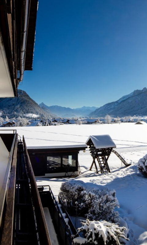 Bergblick aus einer Ferienwohnung in den Alpen, Pfronten im Allgäu im Winter