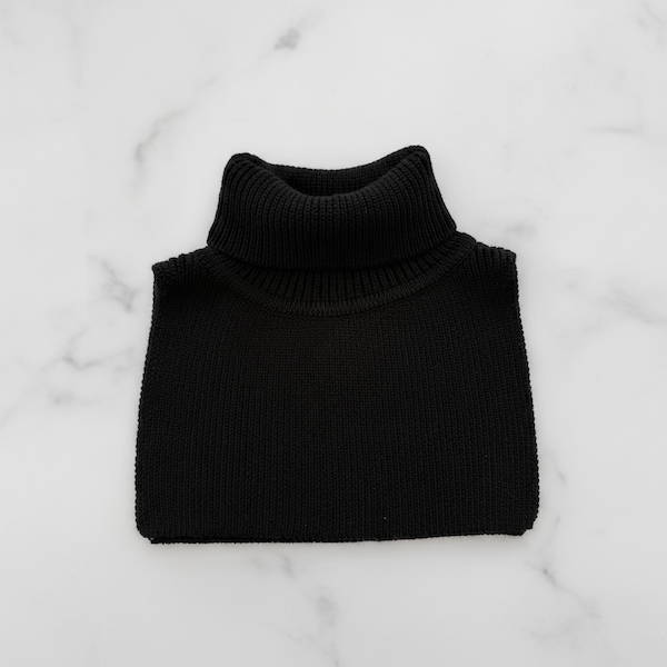 foulard pois bleu blanc élégant de la marque suisse Joli Nous, un accessoire premium pour bébé, alliant design raffiné et qualité exceptionnelle OEKO-TEX GOTS