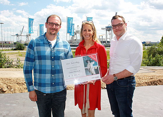  Hamburg
- Andreas Westendörpf (1.f.l.), Managing Director of the E&V Technology GmbH, and Jan-Philipp Roloff, Finance Manager, hand over a cheque for 7,000 euros to Ninon Völkers (middle), President of the E&V Charity e.V.